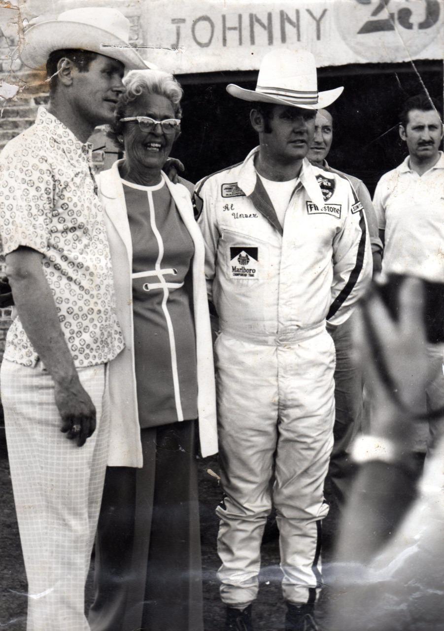 Los hermanos Al y Bobby Unser junto a madre Mary en Rafaela
