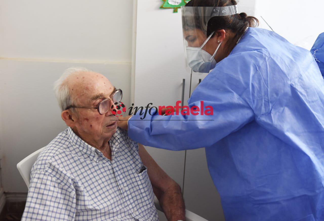 Vacunación a adultos mayores y residentes de geriátricos 