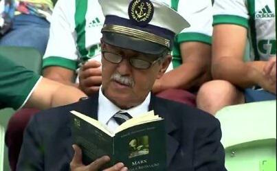 Hace un tiempo, durante la fecha 37 del Brasileirao, un hincha de Palmeiras se puso a leer el libro "Ciencia y Revolución" de Karl Marx, mientras su equipo decepcionaba ante Flamengo. Quienes lo vieron se molestaron y los agentes decidieron sacarlo del Allianz Parque de Sao Paulo por su propia seguridad