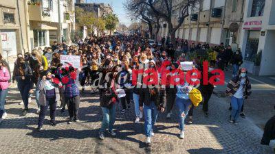 Presunto abuso en un colegio local: vecinos se movilizaron frente a Fiscalía solicitando justicia - Movilización frente a la fiscalía regional solicitando justicia y celeridad en la investigación por presunto abuso ocurrido en el colegio San José