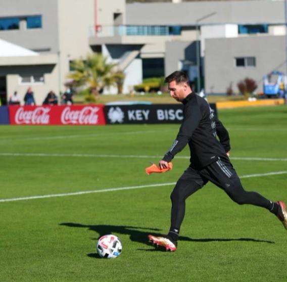 La Selección suma entrenamientos - Lionel Messi entrenamiento con la selección Argentina
