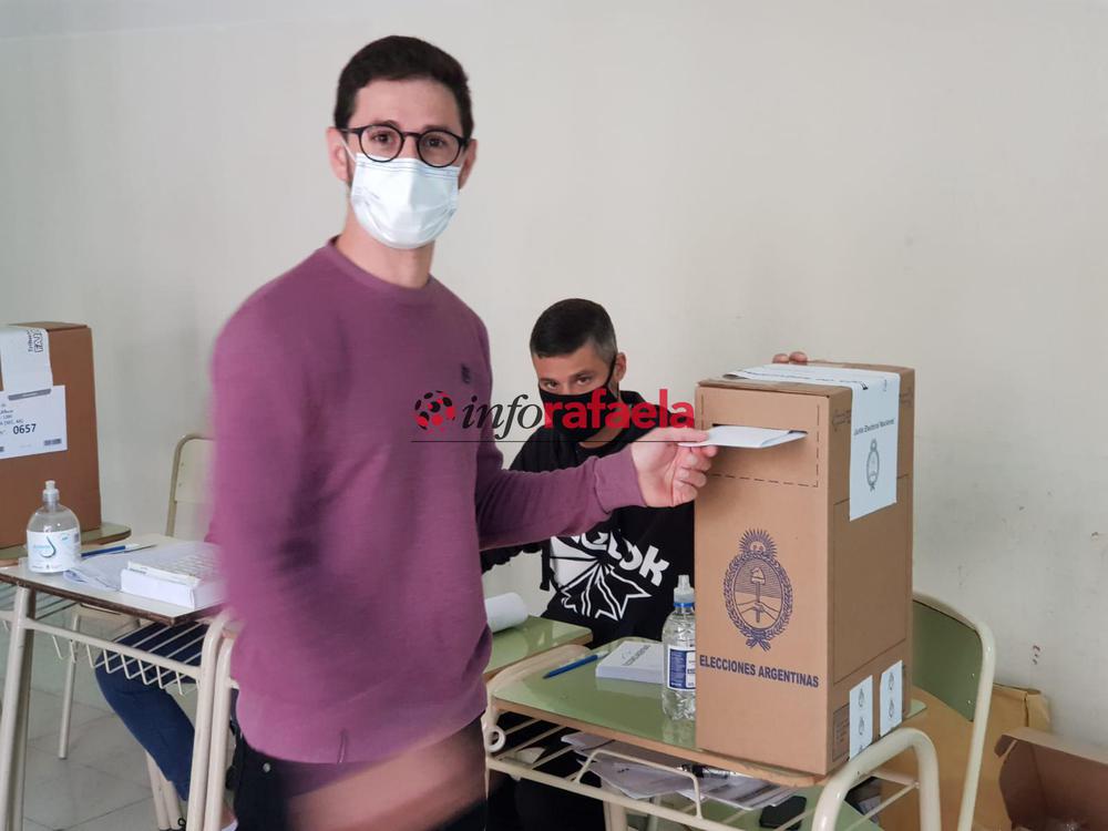 "Ahora lo importante es que la ciudadanía se exprese" El joven precandidato concejal, Matías Martínez Sella, que lidera el espacio "Adelante" que compite en la interna del FPCyS emitió su voto y señaló que lo importante de las PASO es que el partido pueda tener a su mejor candidato para las generales en noviembre. Matías Martínez Sella, joven precandidato dentro del espacio "Adelante" que compite en la interna del FPCyS emitió su sufragio en horas de la mañana en una una jornada que lo tiene co