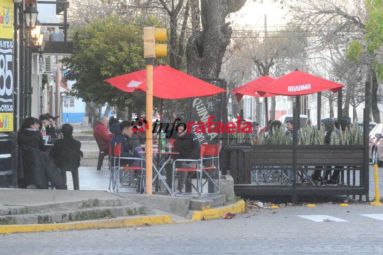 Bares y restaurantes cumplieron con las restricciones y no hubo anomalías