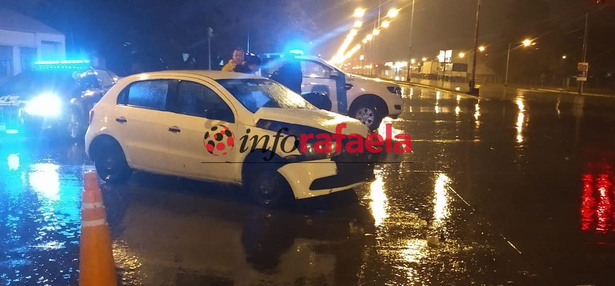 En horas de la madrugada de este jueves colisionaron en Ruta 34 y Av. Ernesto Salva un colectivo y un vehículo afectado al servicio de una empresa de remises cuyo conductor sufrió lesiones leves. El vehículo de mayor porte habría cruzado el semáforo con luz prohibida. Además hubo otros incidentes en localidades del departamento Las Colonias. En uno de ellos falleció un hombre de 68 años. 