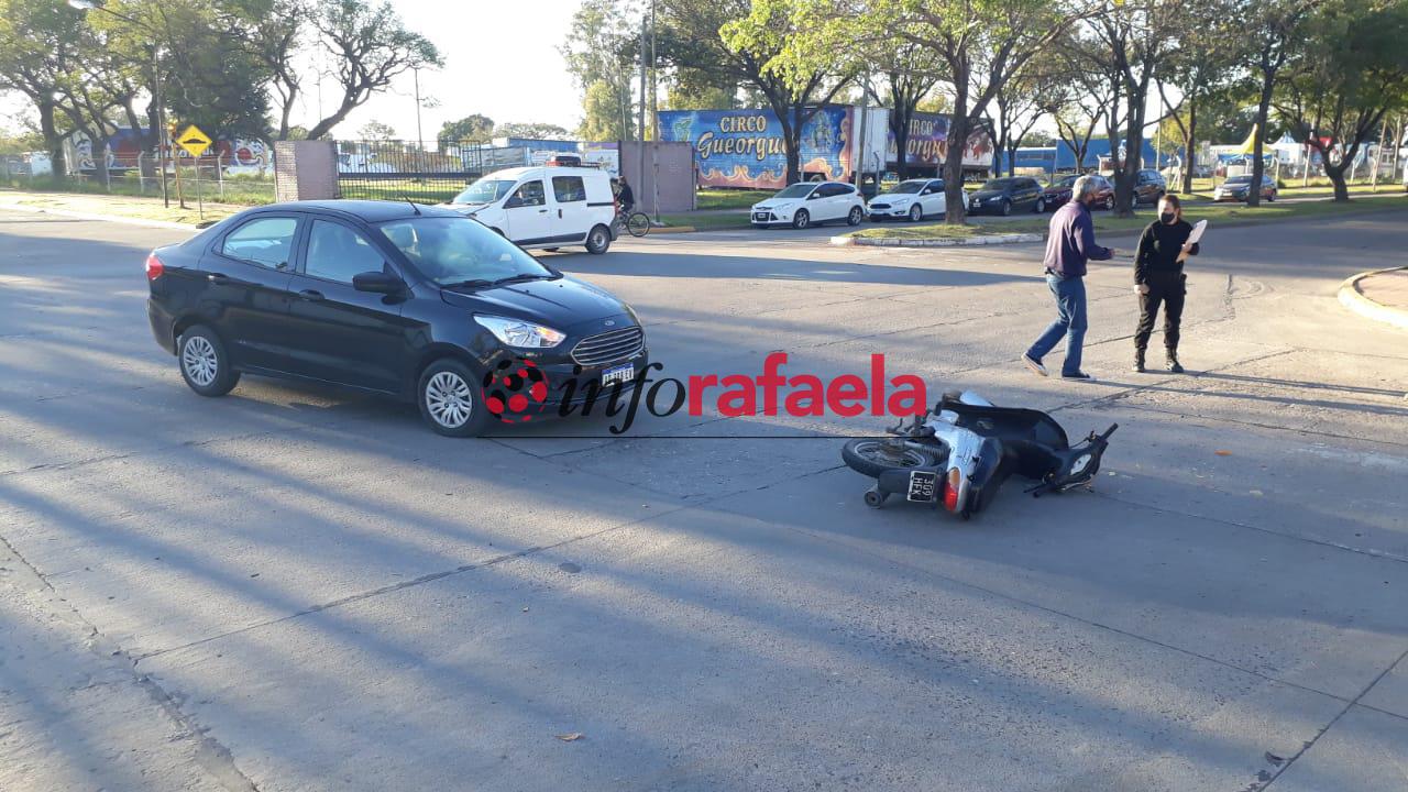 accidente en Rafaela - choque entre un auto y una moto