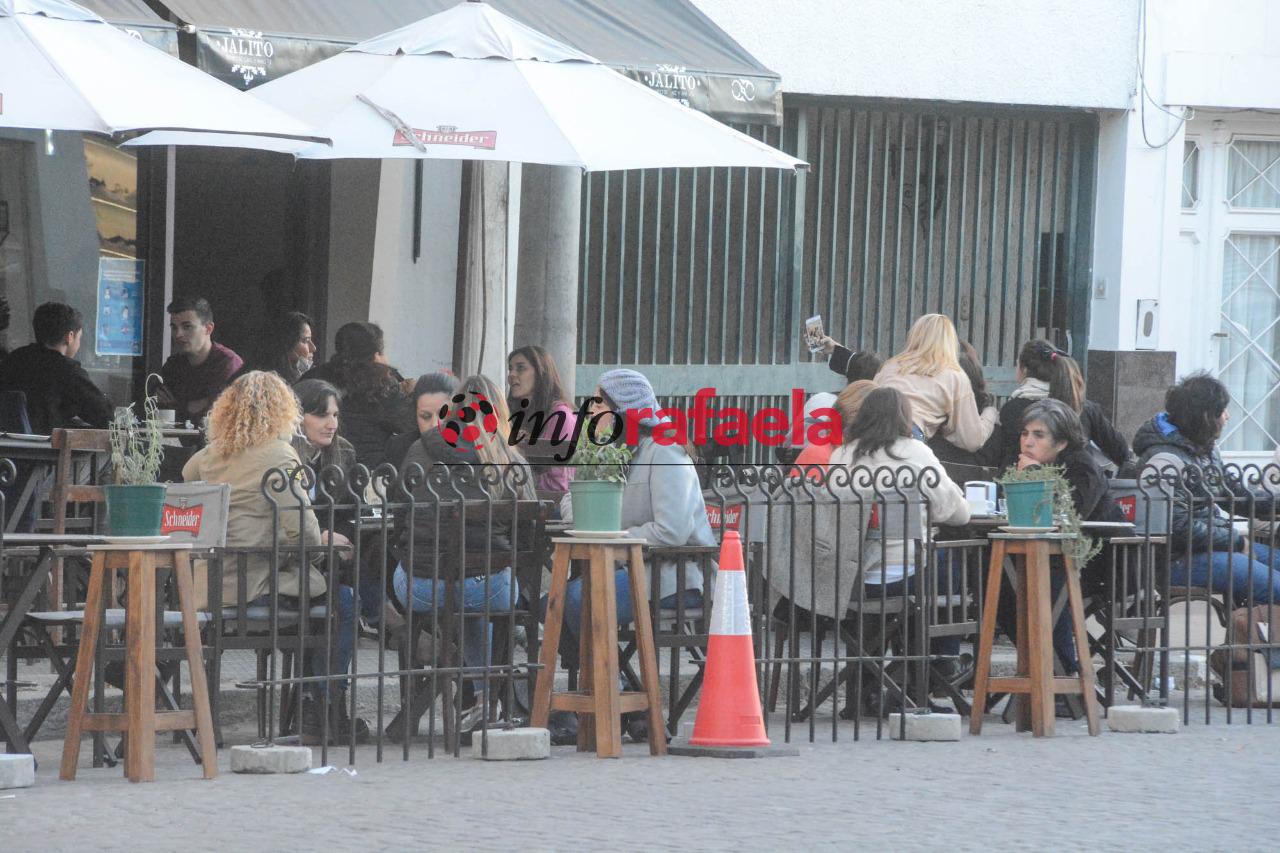 Mucho movimiento en el centro de la ciudad por el Día del Amigo - Bares restaurantes para el día del amigo -