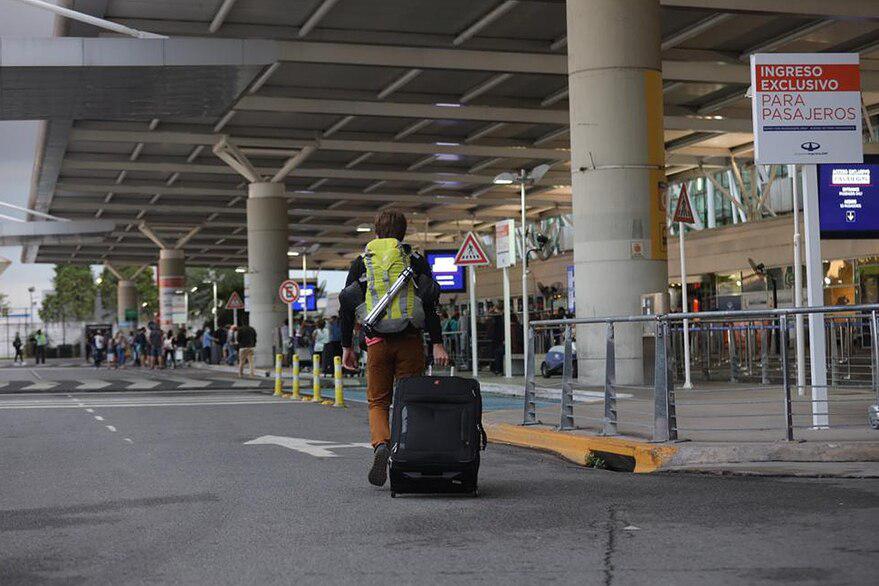 Los argentinos continúan trabajando a pesar de las restricciones - viaje - Aeropuerto -