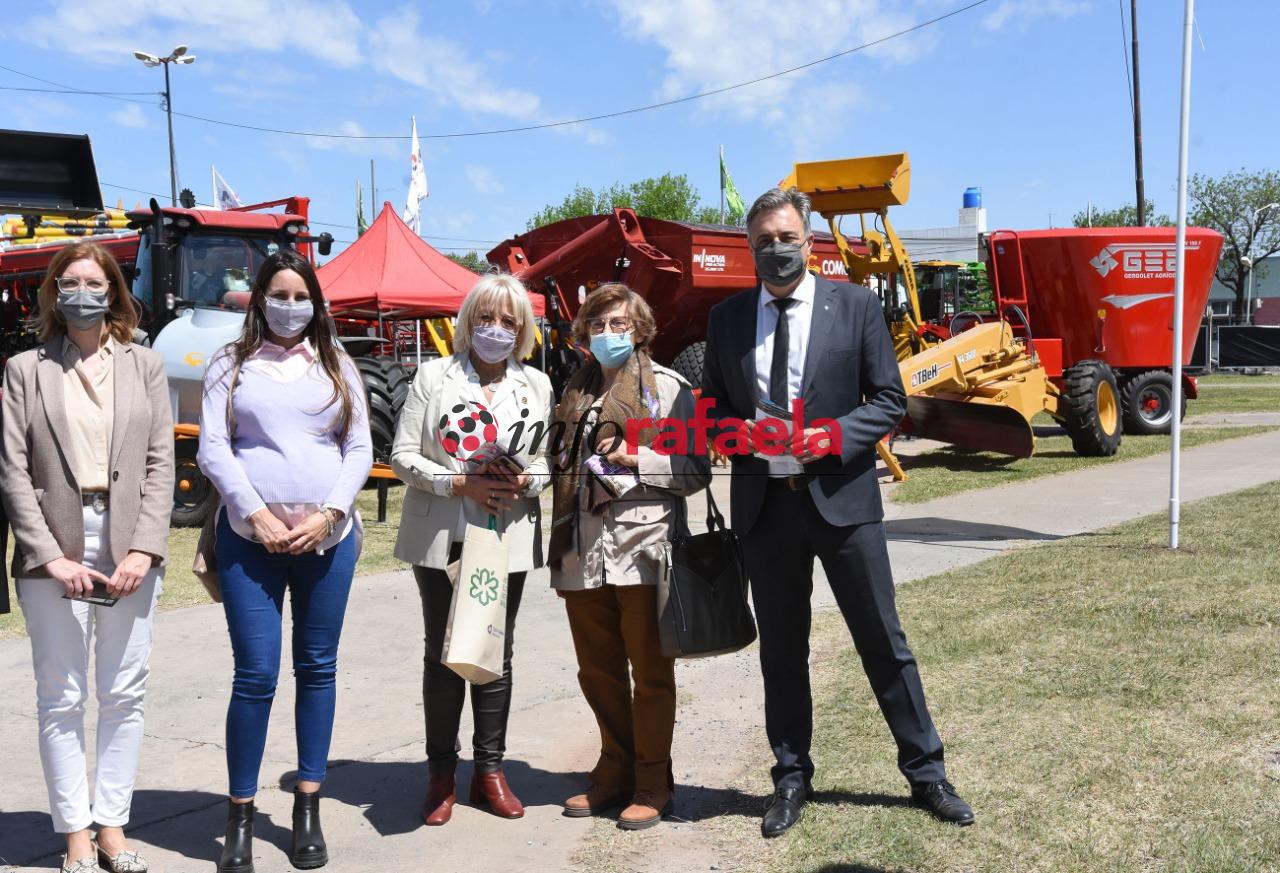 El intendente Luis Castellano participó del acto que se desarrolló el viernes por la mañana, en el ingreso del predio sobre avenida Brasil: «Esta nueva Muestra de la Rural era algo muy esperado. Gracias a que tanta gente se ha vacunado y al plan de vacunación masivo que llevamos adelante en la ciudad, la provincia y el país, hoy se puede hacer esta Muestra Anual presencial», señaló.
