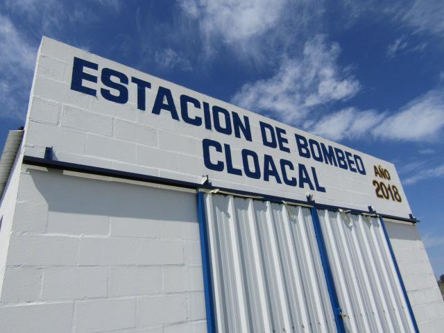 Así lo explicó el presidente comunal Héctor Perotti, quien adelantó que para el 2027/28 el objetivo es que toda la comunidad tenga sus cuadras asfaltadas. Además, comunicó que ya se finalizó el proyecto de refuncionalización de la ruta 70, y se trabaja con Vialidad Provincial para pavimentar los 15 km de la 70s, rumbo a Aurelia. - Estación de Bombeo cloacal