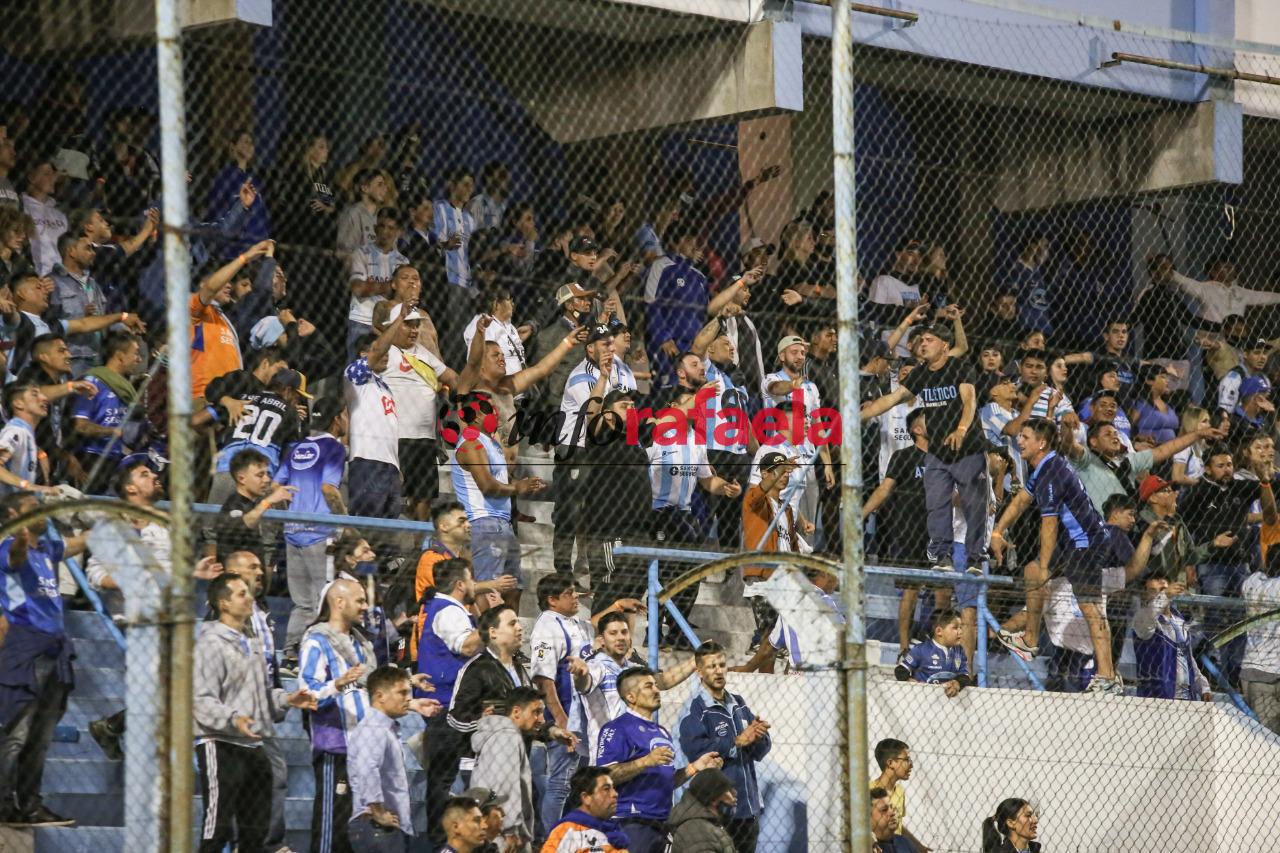 tribuna hinchada gente Atlético