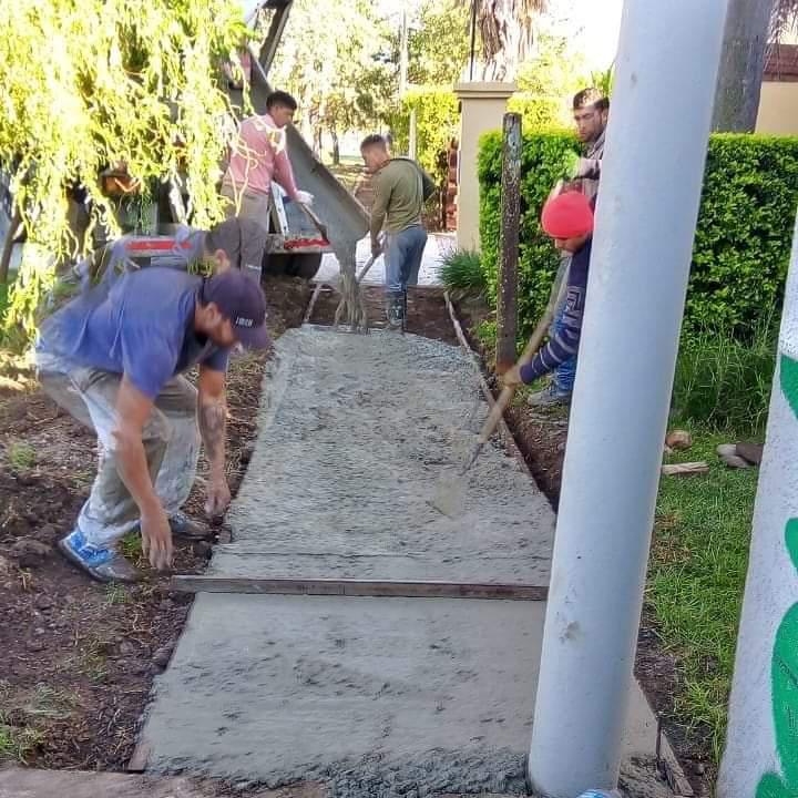 Construyen veredas en Bella Italia