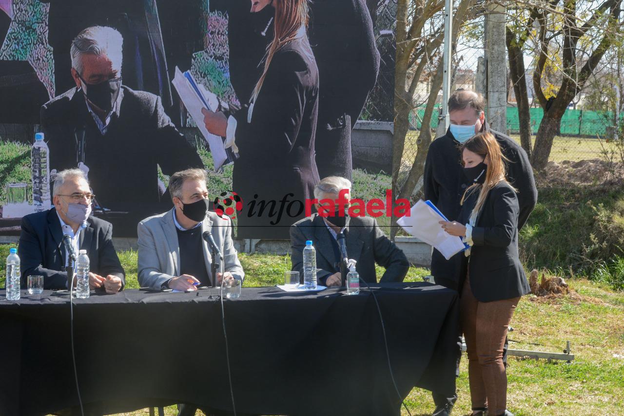 Este viernes, en la ciclovía de calle Estanislao del Campo, se llevó a cabo el acto de apertura de sobres correspondiente a la licitación de la obra de entubado del Canal Sur, Tramo Ben Hur. El mencionado acto administrativo contó con la presencia del intendente Luis Castellano, acompañado por el secretario de Recursos Hídricos de la Provincia de Santa Fe, Roberto Gioria, el senador por el Departamento Castellanos, Alcides Calvo, y el presidente del Club Sportivo Ben Hur, Adrián Zenklusen.