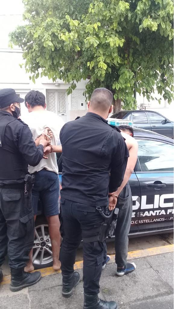 Pelean entre ellos y cuando llega la policía se 'amigan' para agredir