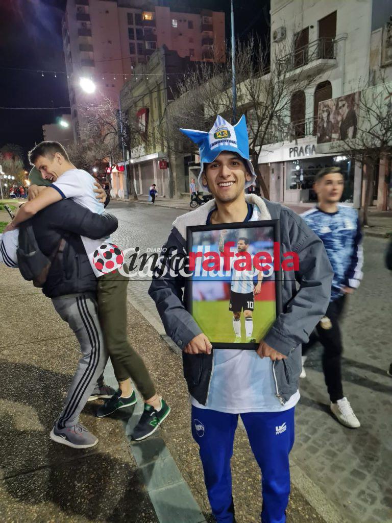 Argentina gritó campeón y ese aliento que salió del cuerpo se materializó en la sociedad que colmó las calles a lo largo y ancho del país. Rafaela no fue la excepción y los festejos se hicieron sentir en la ciudad.
