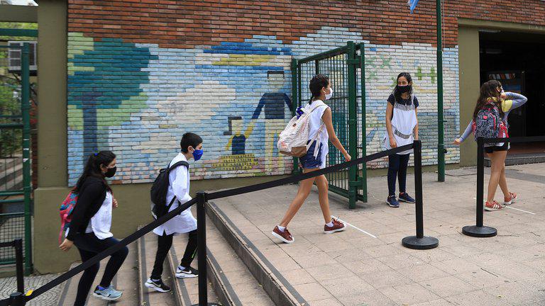 Clases presenciales - Regresan las clases - vuelven los alumnos al aula -