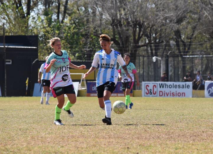 P.G.– En la soleada tarde de ayer, el fútbol femenino continuó con su actividad y se desarrolló la tercera fecha del Torneo Apertura de la Liga Rafaelina. Los partidos se disputaron en la localidad de Sunchales (en la cancha de Libertad) y en Frontera (en el terreno de juego de Defensores).