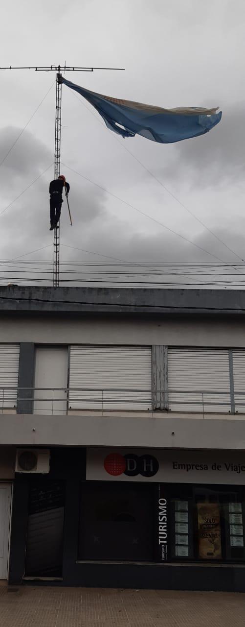 Ráfagas de viento que superaron los 75 km/h, generaron importantes destrozos. Hasta se voló la Bandera Argentina del mástil de la Jefatura de Policía.