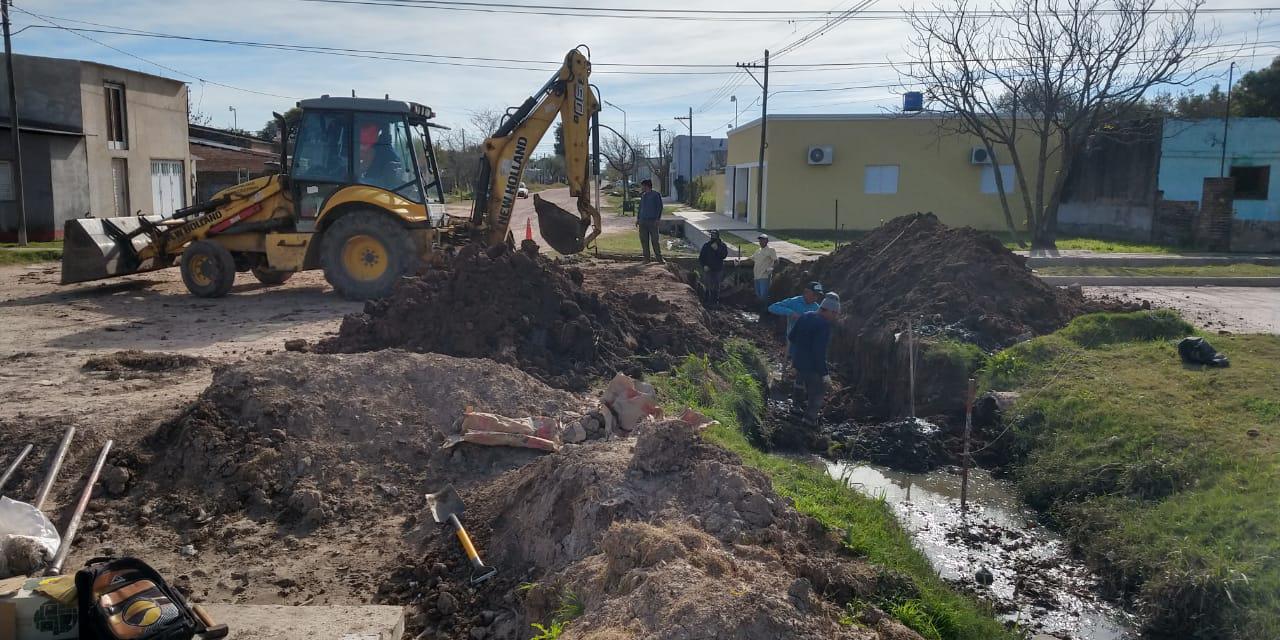 Construyen bocacalles y colocan nuevas luminarias led
