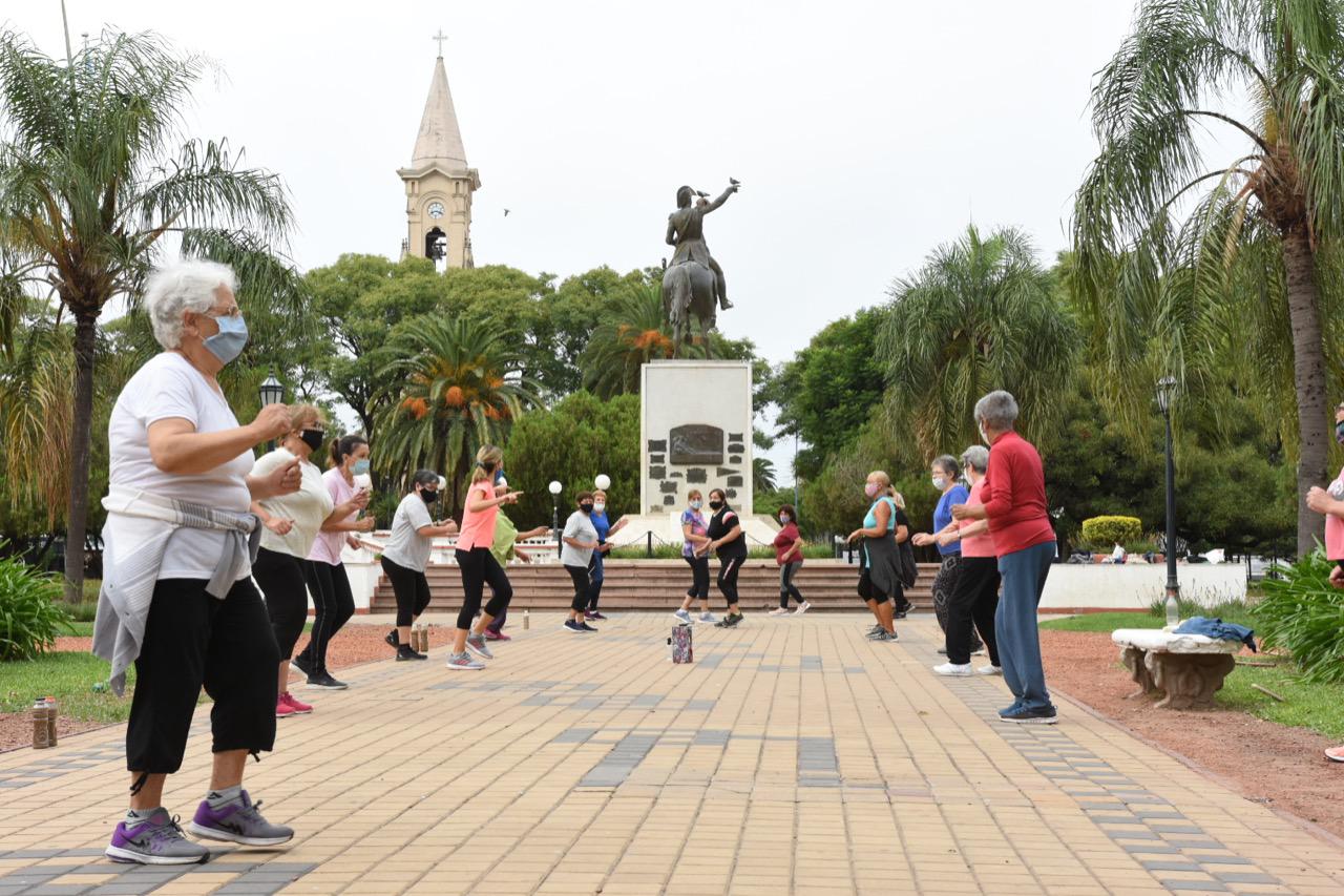 Gimnasia para adultos mayores en la plaza 25 de mayo