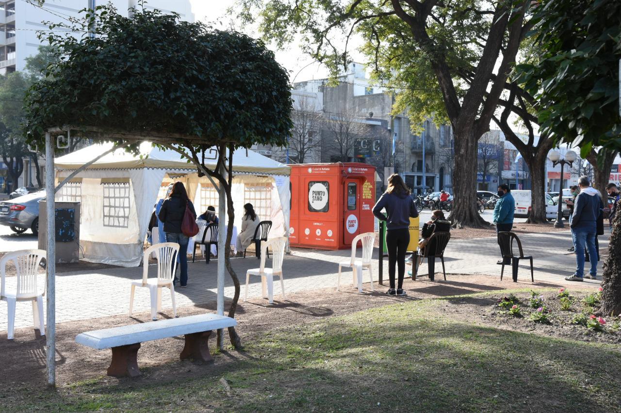 Continúa funcionando la carpa de hisopados para asintomáticos en la Plaza 25 de Mayo Atiende de lunes a viernes, de 11:00 a 13:00, y está destinada únicamente a personas que no presentan síntomas compatibles con COVID-19. Desde el 30 de junio, la Municipalidad de Rafaela y el Ministerio de Salud de la Provincia llevan a cabo esta nueva acción que consiste en la disposición de una carpa en la Plaza 25 de Mayo (bulevar Lehmann) para brindar a la ciudadanía la posibilidad de ser hisopada sin presenta