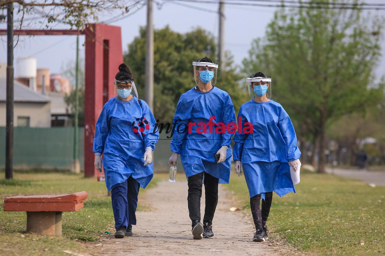 Durante el fin se semana, trascendió que, por un cumpleaños, hay 22 aislados con posible Delta en La Capital. De esta manera lo confirmaron ayer desde el Ministerio de Salud, quienes dijeron que que el origen del brote está vinculado a un cumpleaños que se festejó en un country privado de Santo Tomé en el que participaron tres menores que habían vuelto de Estados Unidos días atrás. Los pequeños son asintomáticos y se habían realizado el testeo rápido que dio negativo, pero a los días con el PC