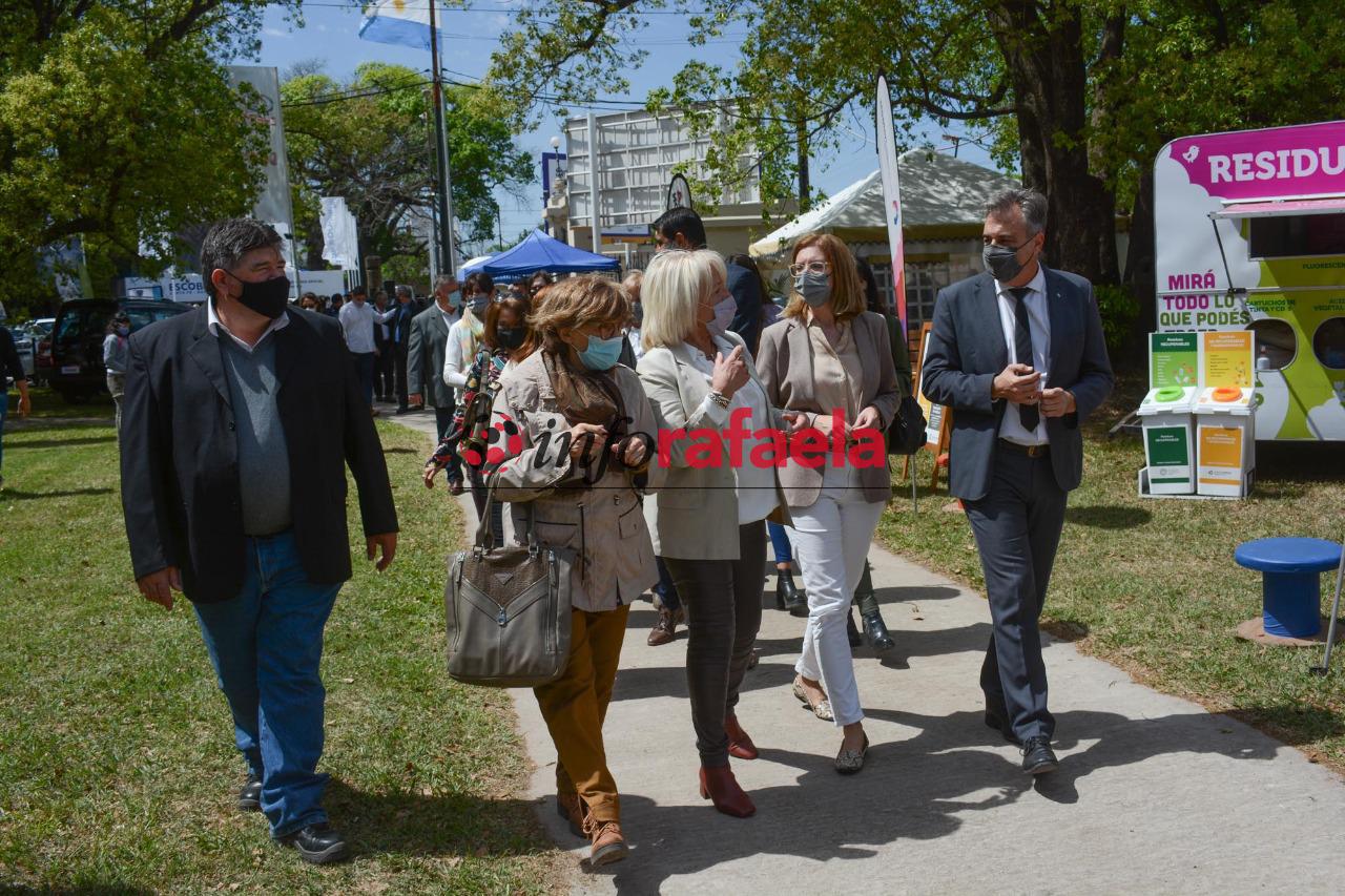 En la mañana de este viernes, nuevamente se revivió una tradicional postal rafaelina que la pandemia había interrumpido: el acto de apertura de la Expo Rural, esta vez de manera renovada, con actividades tanto virtuales como presenciales. 
