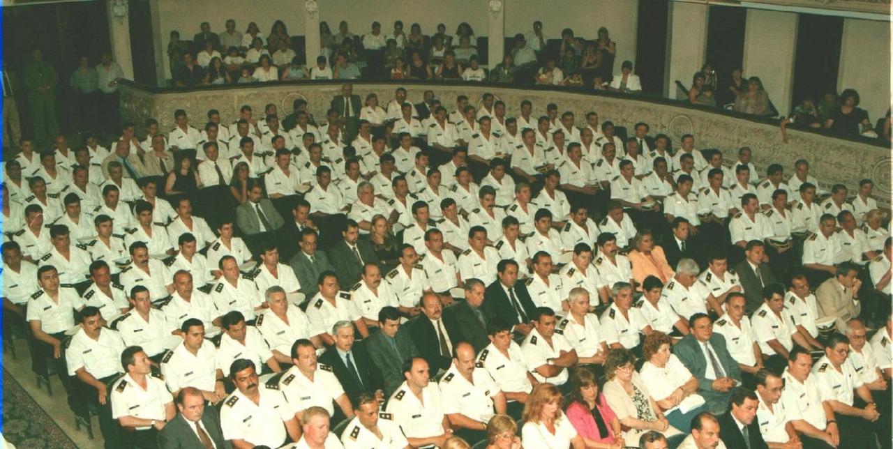 Egresados-de-la-vieja-Escuela-de-Policia-Fuente-y-Foto-El-Litoral