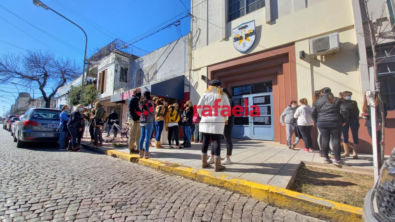 Presunto abuso en un colegio: tumultuoso reclamo de padres
