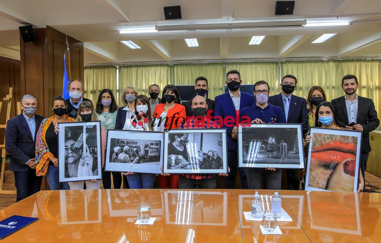 Al inicio de la sesión se entregaron los premios de los ganadores del concurso fotográfico