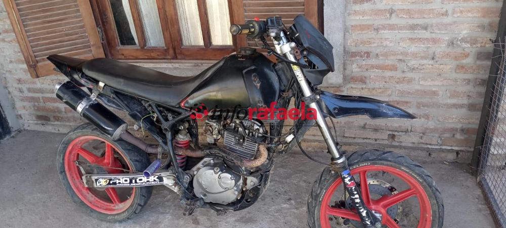 Susana: AIC recuperó una moto tras un delito de estafa  La Agencia de Investigación Criminal del Ministerio de Seguridad Provincial, llevo a cabo un procedimiento relacionado a un hecho de estafa  en la localidad de Susana, investigación a cargo de la Fiscal Dra. Gabriela Lema.  En las últimas horas un hombre se hizo presente en la sede de la AIC de Rafaela con el fin de radicar una denuncia por un hecho de Estafa, dando cuenta que el año pasado publicó en la red social Facebook su motocicleta marca 