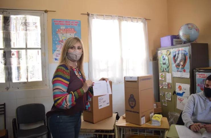 Sacnun: "Hoy es un día donde la democracia se manifiesta de manera real" La precandidata a renovar su banca por la lista Celeste y Blanca (Frente de Todos) emitió su voto en la Escuela Primaria N°159 “9 de Julio”. La senadora María de los Angeles Sacnun, precandidata a renovar su banca por la lista Celeste y Blanca (Frente de Todos) emitió su voto en la Escuela Primaria N°159 “9 de Julio” de la ciudad de Firmat. Tras emitir su sufragio, la legisladora expresó que "estoy asombrada por la ca