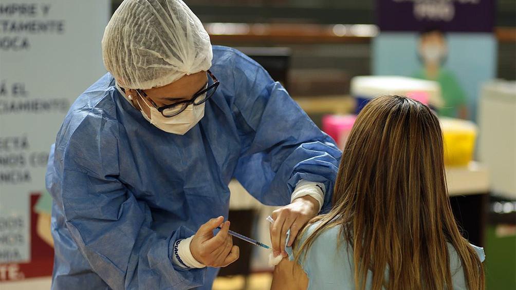 El 40% de los mayores de 18 años recibieron su primera dosis contra el Coronavirus