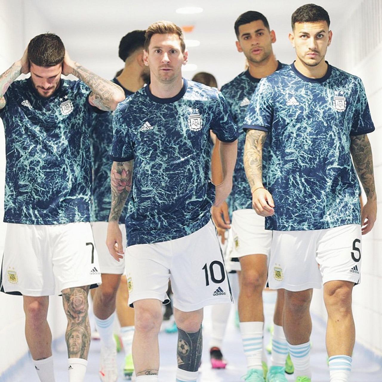 Selección Argentina de Fútbol - Messi, Paredes y De Paul, atrás Romero -