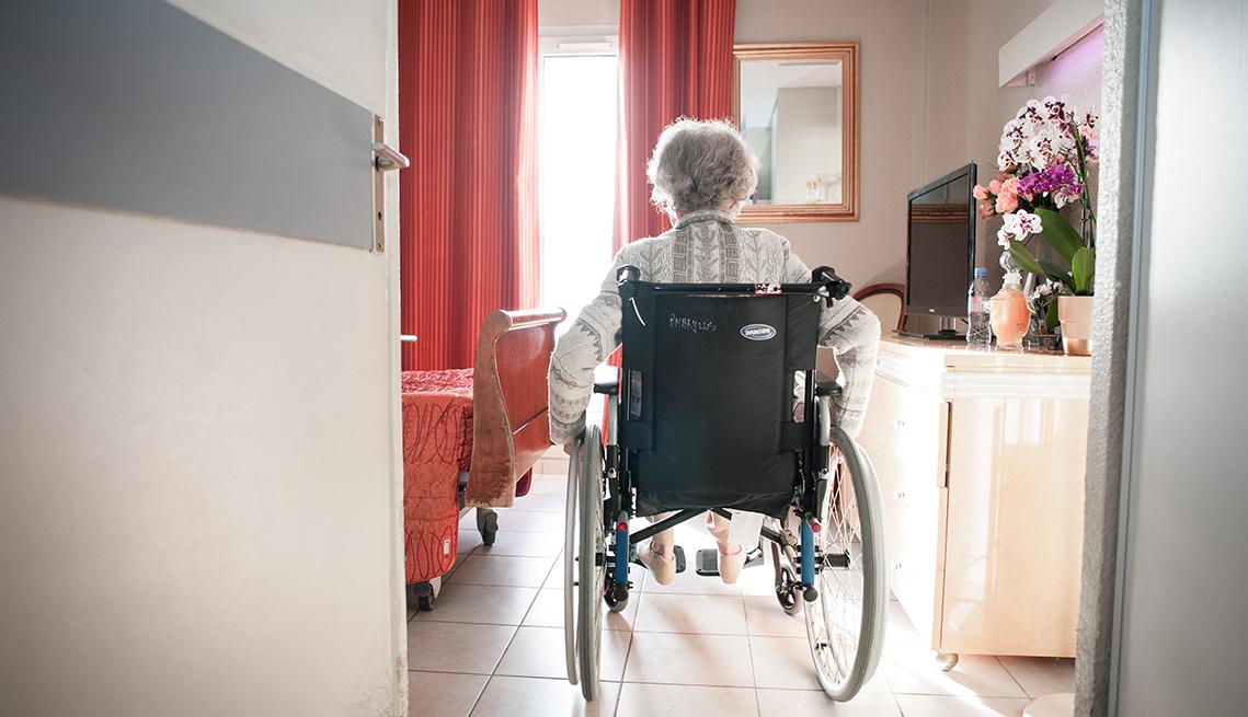 1140x655-woman-wheelchair-nursing-home-room-esp