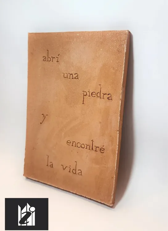Abrí una piedra - Cerámica - 21x15x2cm - 2025