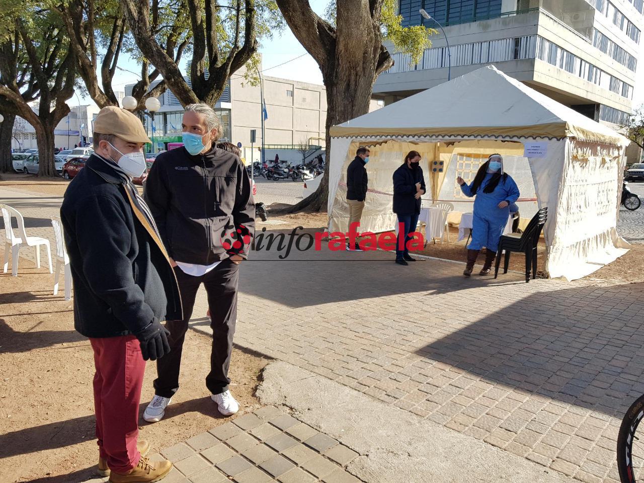 Vecinos celebraron la iniciativa de la carpa para realizar hisopados -
