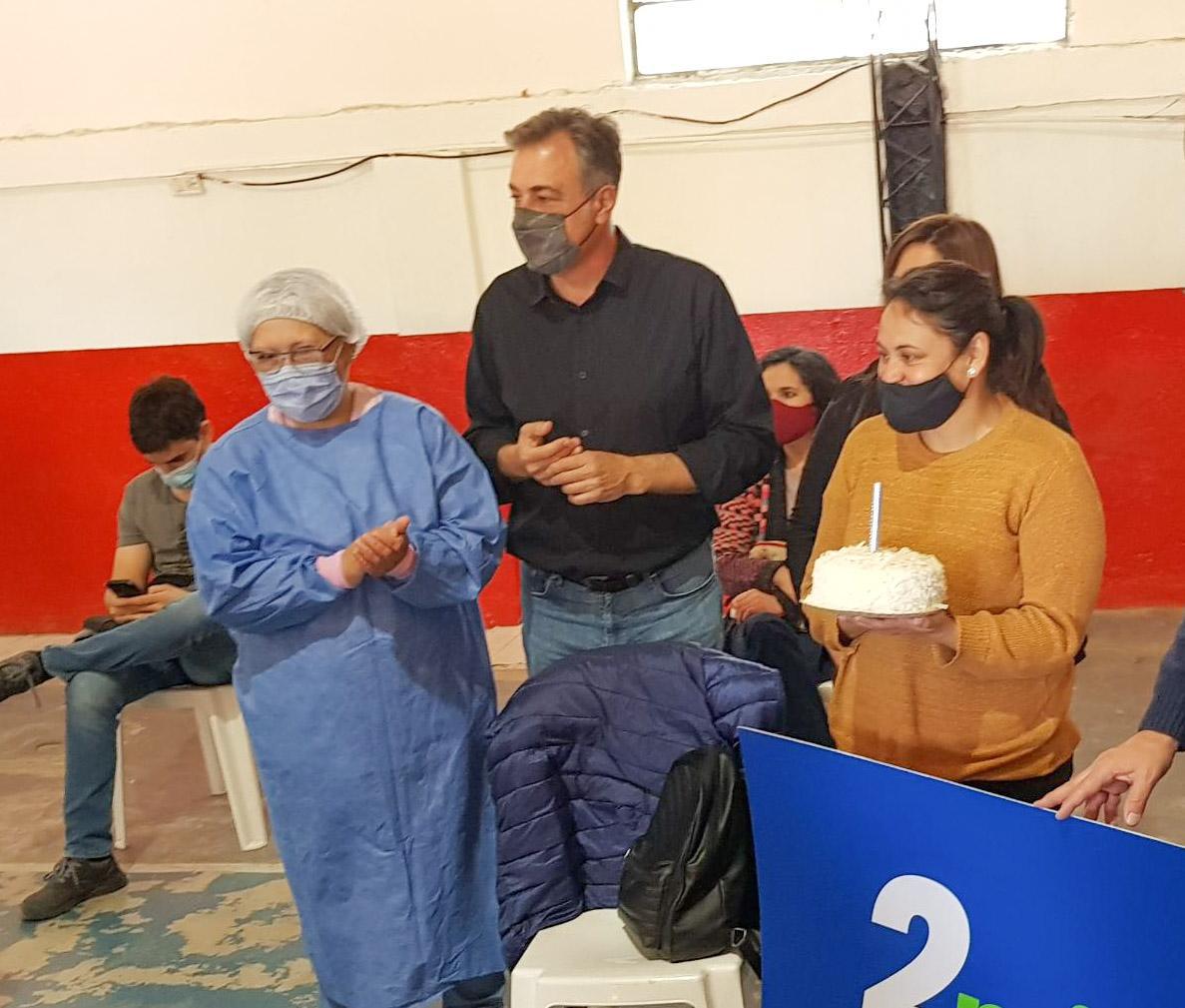 El subsecretario de Salud, Martín Racca, aseguró ayer que «hoy estamos transitando los 62 mil rafaelinos con esquemas completos en la ciudad», durante el evento que se llevó a cabo en el Club Estudiantes. Hoy llegarán mil dosis de la vacuna Pfizer. 