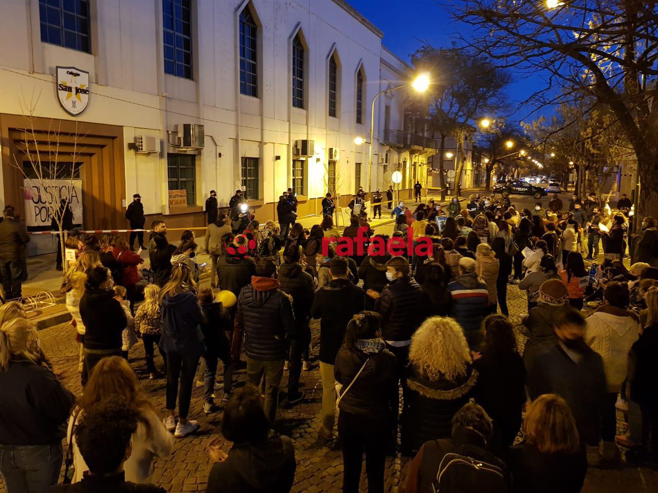 «Somos unos agradecidos por el apoyo, pero estamos destruidos» - Abusos en el colegio San José - MAnifestaciones frente al colegio - 