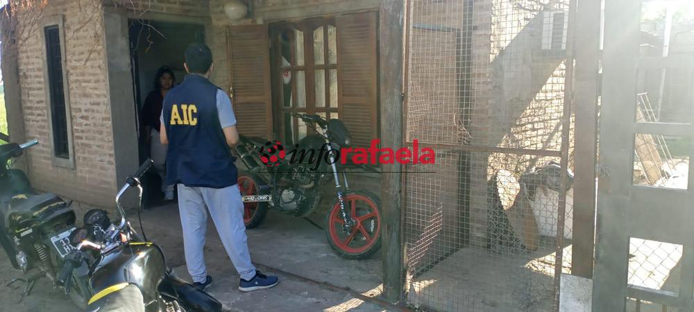 Susana: AIC recuperó una moto tras un delito de estafa  La Agencia de Investigación Criminal del Ministerio de Seguridad Provincial, llevo a cabo un procedimiento relacionado a un hecho de estafa  en la localidad de Susana, investigación a cargo de la Fiscal Dra. Gabriela Lema.  En las últimas horas un hombre se hizo presente en la sede de la AIC de Rafaela con el fin de radicar una denuncia por un hecho de Estafa, dando cuenta que el año pasado publicó en la red social Facebook su motocicleta marca