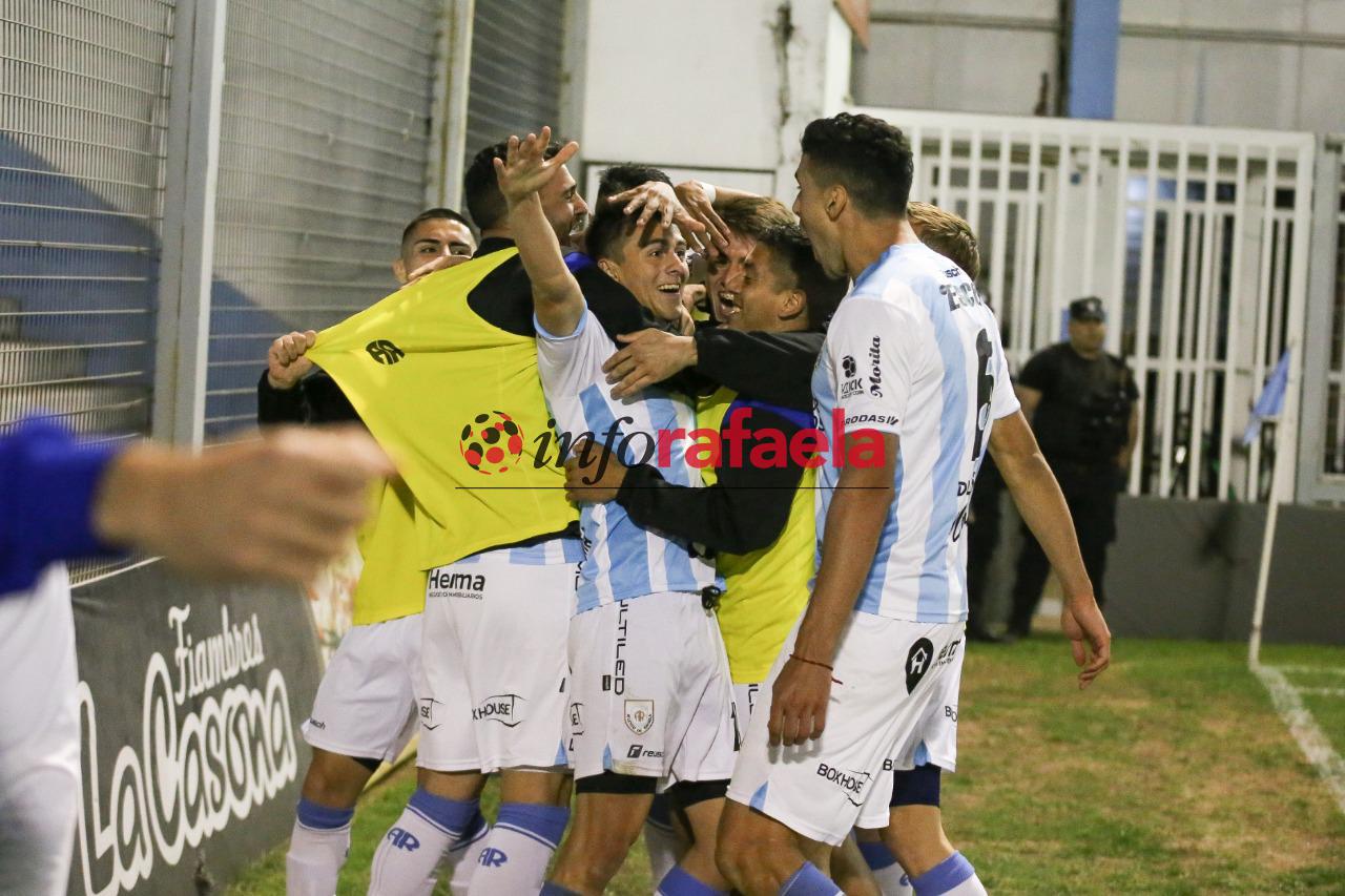 Volvieron los hinchas y Atlético les regaló una buena victoria - Matías Valdivia en su festejo de gol 