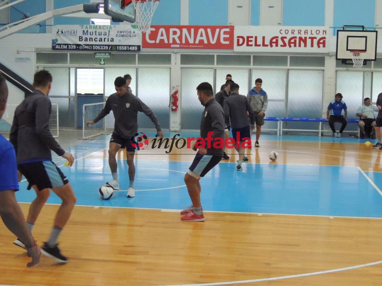 DO - Ayer a la mañana, el plantel profesional de Atlético tenía previsto realizar el ensayo formal de fútbol previo a recibir este viernes desde las 21.10 a Barracas Central, pero la lluvia obligó a cambiar los planes y los jugadores entrenaron en el Gimnasio Lucio Casarín, donde realizaron ejercicios con pelota. De esta manera, hoy Walter Otta terminará de delinear el once titular para enfrentar al líder, aunque todo hace pensar que serán los mismos que vienen de jugar en las últimas dos fechas,