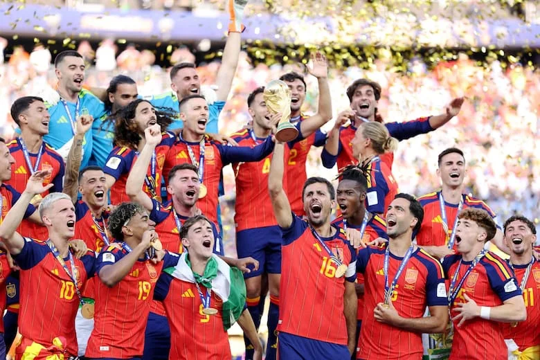 rodri-levanta-el-trofeo-para-FQB