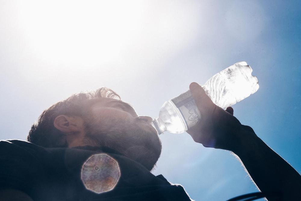 Calor - Golpe de calor - Verano - Agua - Hidratación - Hidratarse - tomar agua